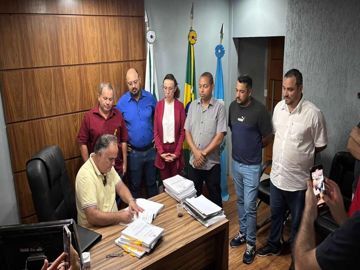 Prefeito assina contrato com novos médicos que irão trabalhar nas UBS de Sarandi